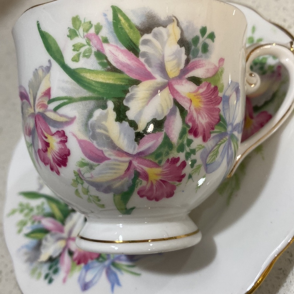 Rare Find Sweet Romance Roslyn Bone China - Picture 5 of 9